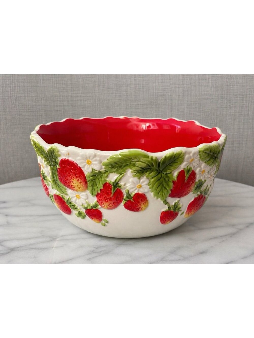 Vintage Strawberry Daisy Bowl Scalloped Edge 1.5 Qt. Temptations Frigural Fruit